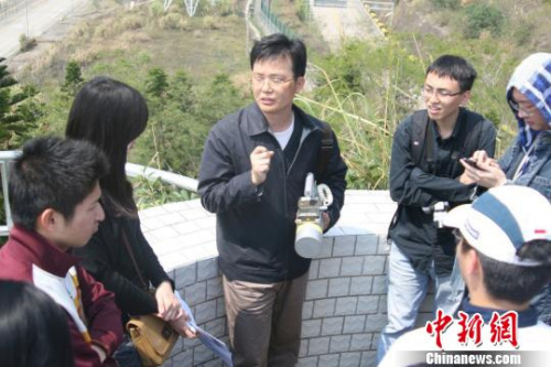 Engineer Huang Rongxu and visitors are on a sightseeing platform, less than 100 meters away from the plant.