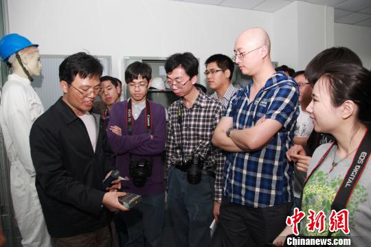 Engineer Huang Rongxu and visitors are in the training center.