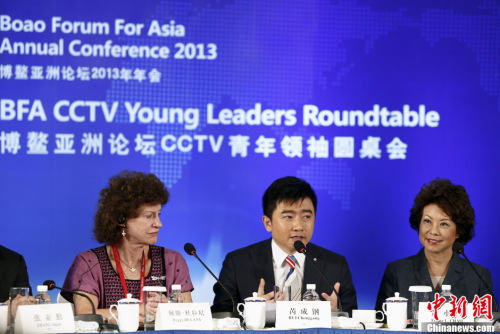 Peggy Dulany Rockefeller (L), a fourth-generation member of the Rockefeller family, and Elaine Lan Chao (R), a Chinese American who served as the 24th US secretary of Labor from 2001 to 2009 