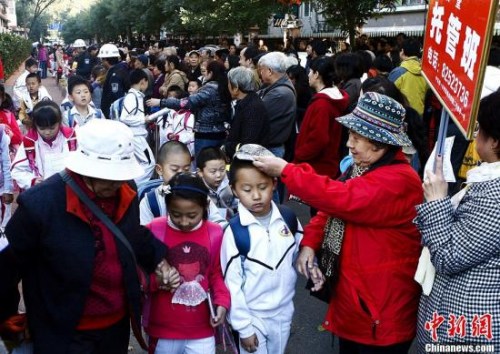 In Zhengzhou, noisy crowds gather at the gates as parents or grandparents arrive in vehicles of all shapes and sizes, making it resemble a bustling market and paralyzing the flow of traffic. The Chinese-style drop-off and pick-up from school, has aroused debate online after the phenomenon of Chinese-style street crossings.