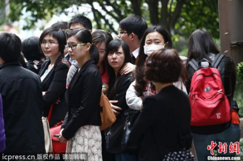 Classmates of Huang Yang, a medical student who died after drinking water laced with a toxic chemical, mourn his death at Zhongshan Hospital in Shanghai on Wednesday. [Photo/IC Zhang Ruiqi]