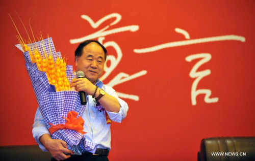 Nobel Literature Prize laureate Mo Yan receives a bunch of barley, which is homophonic to hot sale in Chinese, after he introduces his new book Grand Ceremony at the 23rd National Book Fair in Haikou, capital of south China's Hainan Province, April 19, 2013. 