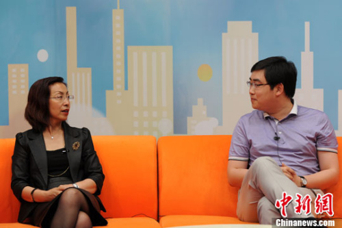 Vice President of the China Road Transport Association Wang Limei (L) and CEO of DiDi Dache Cheng Wei (R).