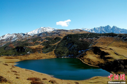 A photo of Jiuding Mountain in Sichuan province. [CNSPhoto]