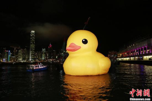 The rubber duck by Dutch conceptual artist Florentijn Hofman floats near Ocean Terminal at Hong Kong's Victoria Harbor.[CNS Photo]