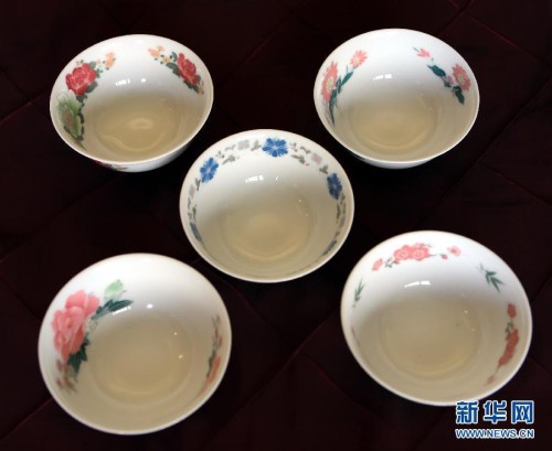 A set of ceramic bowls tailor-made in 1974 for then Chairman Mao Zedong sold for 8 million yuan (US$1.29 million) at auction in Hong Kong on on June 20.[Photo: Xinhua]