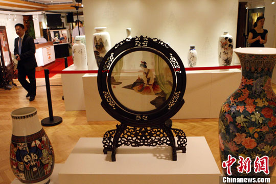 A pre-auction viewing in Hong Kong on June 19. [Photo:CNS/Ren Haixia]