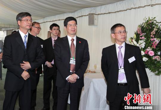 Liu Beixian(L), president of China News Service, Cong Peiwu(M), charge d'affaires ad interim of Chinese embassy in the UK and Chen Shirong(R), managing editor of Foremost 4 Media attend the launching reception on June 25, 2013. (CNS Photo)