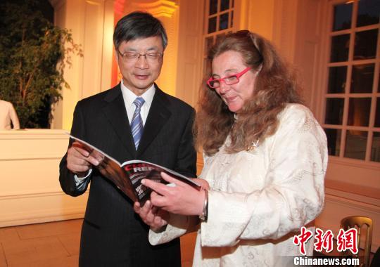 Liu Beixian, president of China News Service presents Princess Katrina, member of the royal family, with a launching issue of China Report at Kensington Palace in London on June 25, 2013. (CNS Photo)