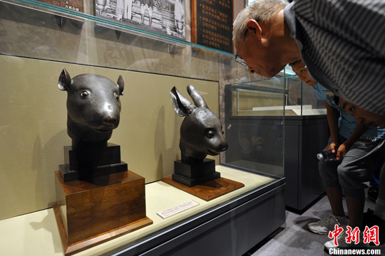 The bronze rat and rabbit heads on display at the National Museum of China in Beijing have attracted nearly 50,000 visitors every day since last Thursday. [Photo: CNS/Jin Shuo]