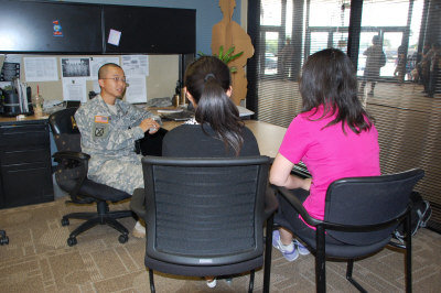 Chinese women consult the officer Wang Qiang about military service in the military enlistment processing station. [Photo: <i>World Journal (US)</i> /Gao Ziyuan]