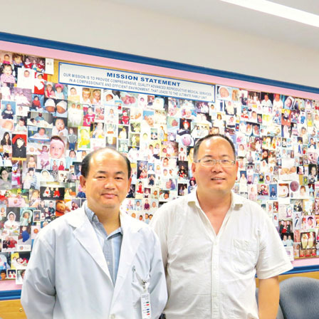 Wang Bin (L) and Li Yupeng at the IVF Canada Fertility Center in Toronto. (Photo/Ming Pao Daily News)