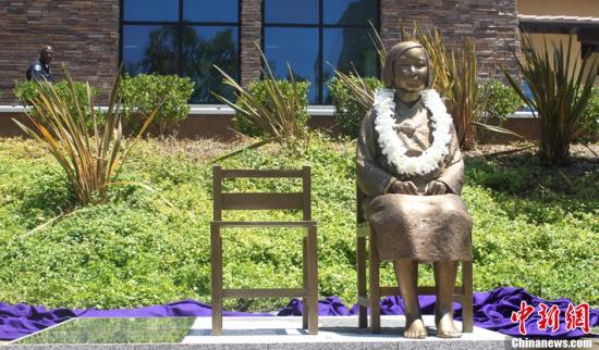 A statue of Comfort Woman, which is set to expose Japanese troops' crimes in World War II, is unveiled in Glendale Central Park near Los Angles on July 30, 2013. The city has set aside July 30 in memory of the comfort women. (CNS Photo/CFP)