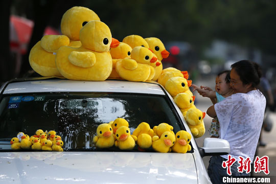 Photo taken on Aut 8 shows a pedlar sells mini yellow ducks in Beijing. (CNS Photo)