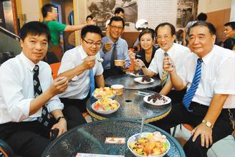 Chen Wei (L 1st), business manager of Shanghai's Juneyao Airlines, shares PoPo ice to cheer for the upcoming opening of a direct flight between Shanghai and Kaohsiung. (Photo source: United Daily News) 