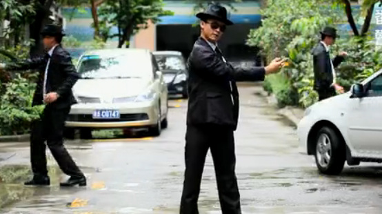 (An anti-theft video shot by Guangzhou's Panyu police has become a hit on the Internet. Photo source: screenshot from video)