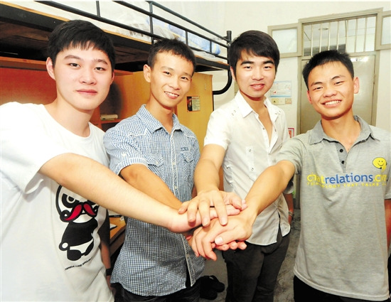 Roomates at Room 2017, Building 3 of Blue Land, Zhejiang University pose for a group photo. (zjol.com.cn)