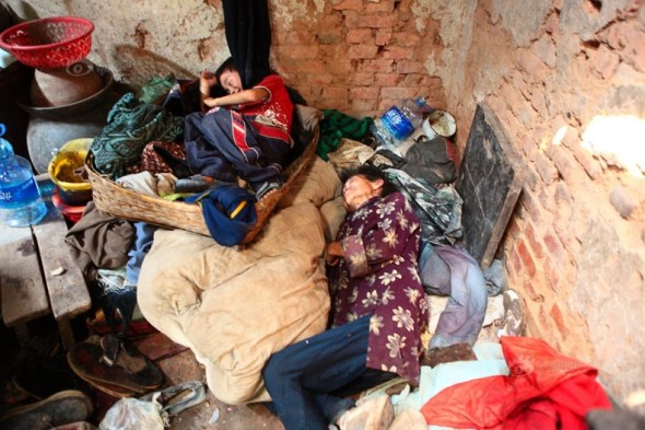 Photo taken on August 15, 2013 shows the eight-year-old boy Longlong living with his granny and dog alone on the hillside in Yongquan village of Deyang city, Sichuan province. (Photo: Deyang Evening Post/CNTV)