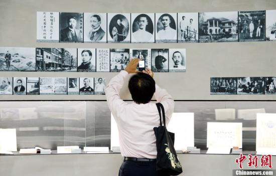 Photo shows a tourist taking pictures in the Kuomintang History Museum on August 27, 2013. (Photo: CNS/Liu Zhen) 