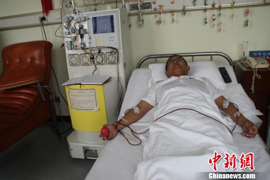Chen Shengxiu donates stem cells in Beijing on Wednesday. (Photo / Gansu Red Cross)