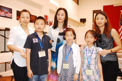 As Chinese high school students rush to join summer camps or study tours of the US, more students want to stay after experiencing US education. [Photo: World Journal]