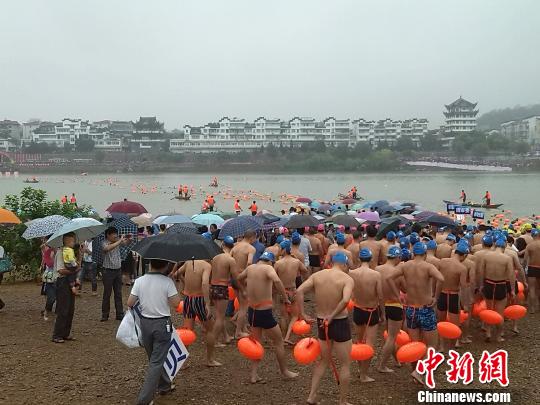 Nearly 1,000 citizens in Zhejiang province swam in the province's Lanjiang River on Saturday. [Photo: CNS]