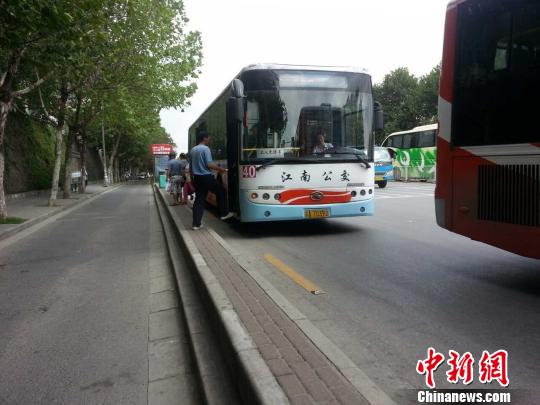 A 50-centimeter-wide and 50-centimeter-tall platform at a bus station in Nanjing, Jiangsu province, has been dubbed balance beam by local citizens. CNS Photo)