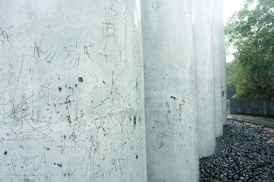 A photo of graffiti on the pillars.[Photo: Changjiang Daily: Liu Zhiyu]