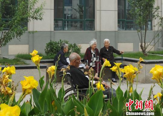 A photo taken on September 4, 2013 shows seniors of a nursing home in Shijiazhuang, capital of Hebei province. [Photo: China News Service/ Hu Xuewei]