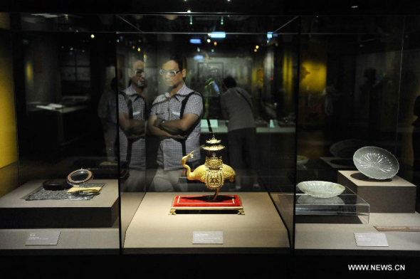 People visit the All Complete Qianlong: a Special Exhibition on the Aesthetic Tastes of the Qing Emperor Gaozong at the Taipei Palace Museum in Taipei, southeast China's Taiwan, Oct. 8, 2013. The exhibition, jointly organized with Beijing's Palace Museum, was opened Tuesday with around 200 pieces of cultural relics originally collected by Qianlong (1711-1799), a meritorious emperor in China's Qing Dynasty (1644-1911). (Xinhua/Lu Peng) 