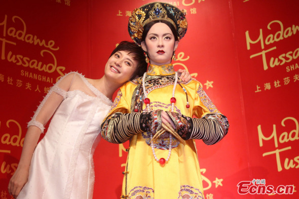 Actress Sun Li attends the debut of the wax figure of her TV character Zhen Huan at Madame Tussauds in Shanghai on June 24, 2013. [Photo: China News Service] 