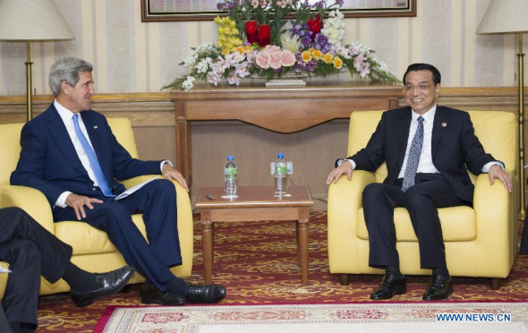 Chinese Premier Li Keqiang (R) meets with U.S. Secretary of State John Kerry in Bandar Seri Begawan, Brunei, Oct. 9, 2013. (Xinhua/Huang Jingwen)