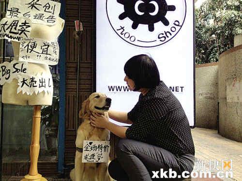 A custom takes photo with Kele. [Photo: xkb.com.cn]