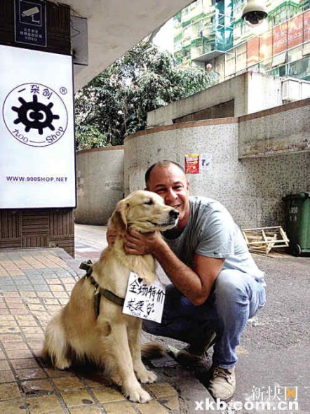 A custom takes photo with Kele. [Photo: xkb.com.cn]