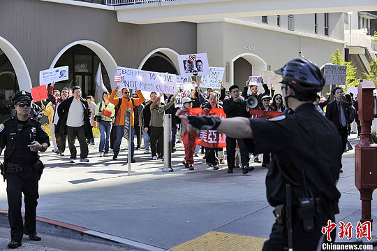 More than 100 Chinese Americans staged a protest on Monday against US television network American Broadcasting Co (ABC). [Photo: China News Service/Chen Gang]
