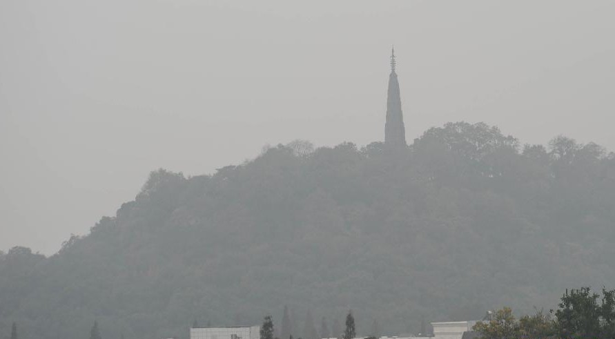 Baoshu Pagoda, one of Hangzhou's landmarks, is shrouded by smog on Oct. 27. (Photo source: file photo)