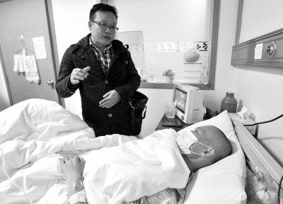 The director of the body donation department Luo Gangqiang visited Zhang Qi in the hospital.