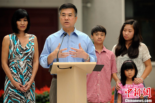 Gary Locke (front) and his family members. (File photo / China News Service)