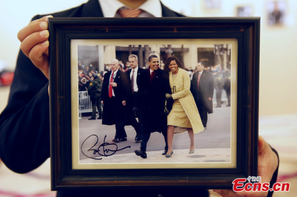 A color photo with the signature of the incumbent US President Barack Hussein Obama II.