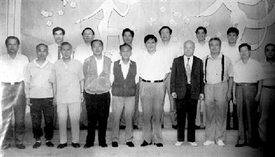 An old photo of Chinese President Xi Jinping with several veteran football players.