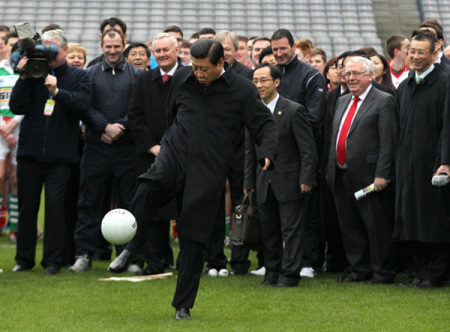 File photo taken in February 2012 shows Xi Jinping kicks a Gaelic football as he visits the headquarters of the Gaelic Athletic Association (GAA) in Ireland. (Xinhua)