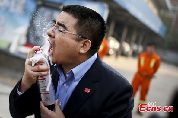 Boasting that the liquid can be used to wash the face and even the mouth, Chen himself sprayed the liquid into his mouth. [Photo: China News Service / Yang Bo]