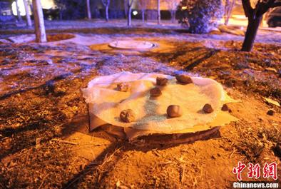An old woman lives under the sewer cover. (Photo source: CNS)