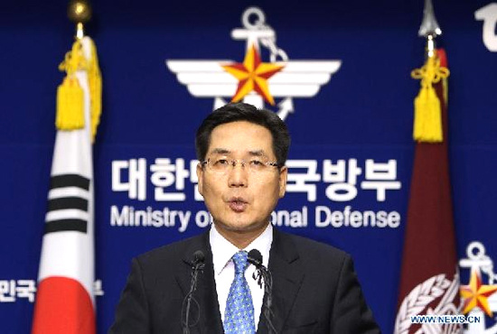 South Korea's Defense Ministry spokesman Kim Min-Seok speaks during a press conference for an expanded KADIZ at the Ministry of National Defense in Seoul, South Korea, Dec 8, 2013. South Korea decided to expand its air defense identification zone (KADIZ) southward, Seoul's Defense Ministry said in a televised press briefing on Sunday. (Xinhua/Park Jin-hee)