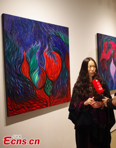 Mianhua talks about her works at the Beijing Today Art Museum on Wednesday, Dec 11, 2013. (Photo: Ecns.cn)