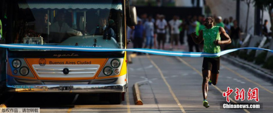 Sprint king Bolt wins an 80-meter race against a bus in Argentina. [Photo: agencies]