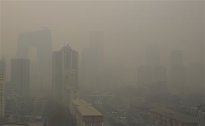 This photo shows Beijing is enveloped in smog on Tuesday. (Photo: The Beijing News)