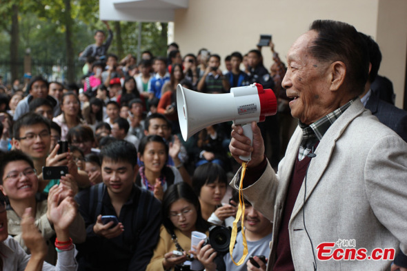 Yuan Longping addresses a lecture at Nanjing University of east China's Jiangsu Province, on October 27, 2013.
