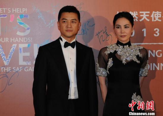 Li Yapeng and Faye Wong at a charity activity. (File photo)