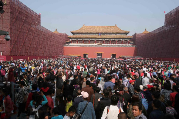 Tourists visit the Palace Museum in Beijing, capital of China, Oct. 3, 2013. China's 125 major scenic spots received 31.25 million visitors during the seven-day National Day holidays. (Photo source: Xinhua)
